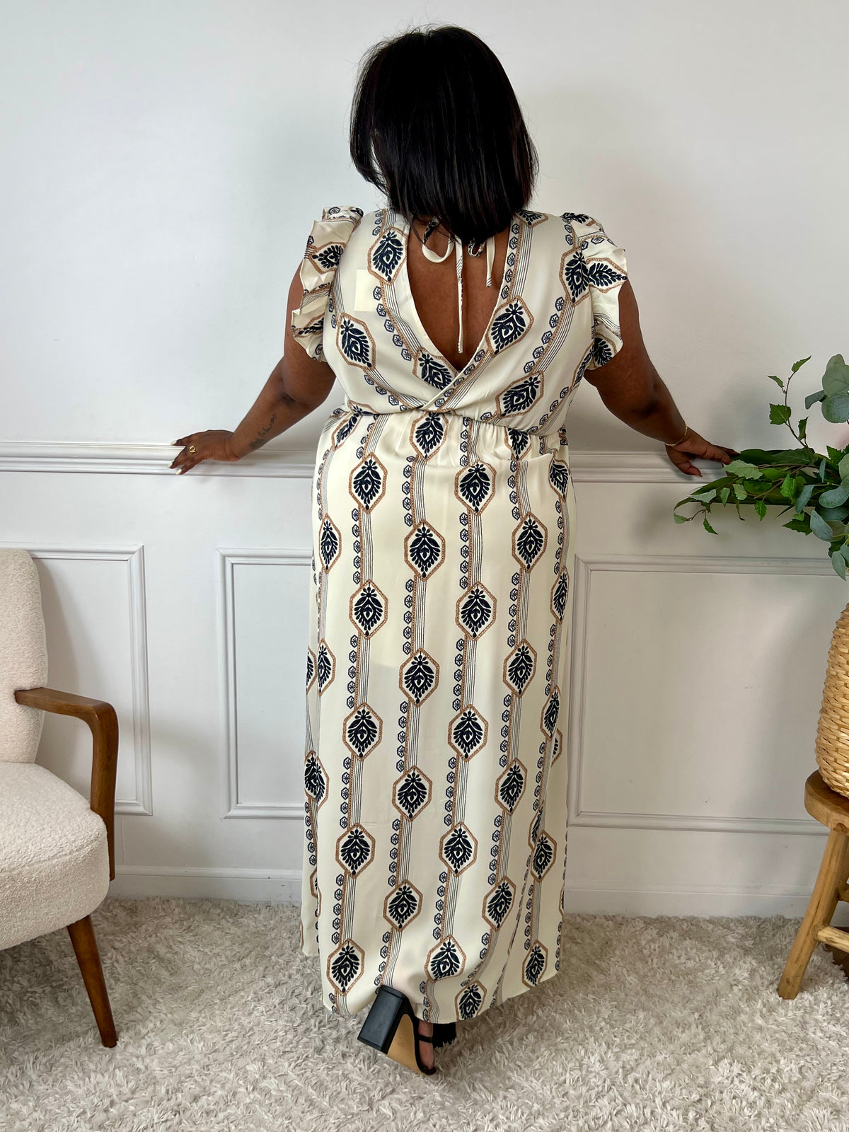 Découvrez la robe longue Aloisa, conçue pour sublimer toutes les silhouettes. Sa taille élastique assure un confort optimal tandis que les volants aux épaules apportent une touche féminine et élégante. Le lien de serrage au dos permet un ajustement personnalisé, et l’ouverture sur le devant ajoute une note de légèreté et de modernité.