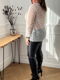 Ce top écru en dentelle élégant offre une allure féminine grâce à son col montant festonné et sa dentelle féminine. Conçu spécialement pour les tailles plus grandes, il est confortable et flatteur.