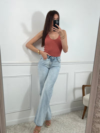 Ce jean tall bleu clair allonge la silhouette avec élégance. Sa coupe pensée pour les grandes vous assure un tomber parfait, tandis que sa teinte lumineuse apporte une touche de fraîcheur à toutes vos tenues.