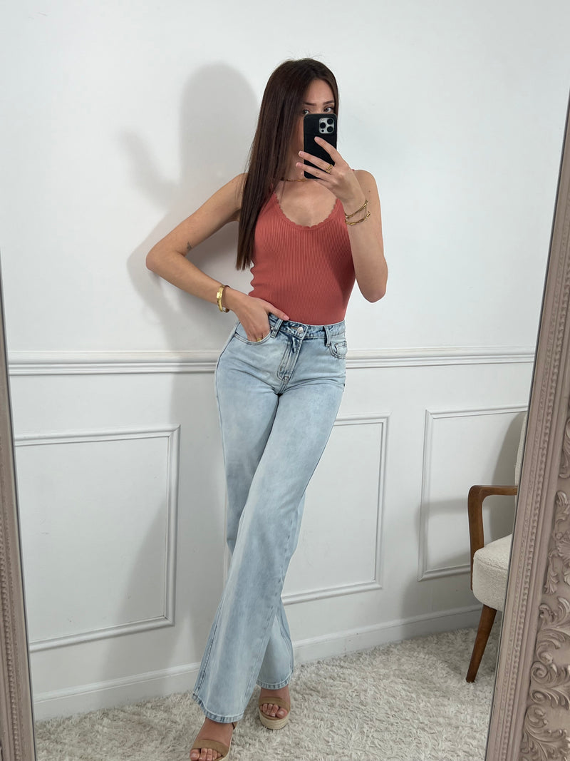Ce jean tall bleu clair allonge la silhouette avec élégance. Sa coupe pensée pour les grandes vous assure un tomber parfait, tandis que sa teinte lumineuse apporte une touche de fraîcheur à toutes vos tenues.