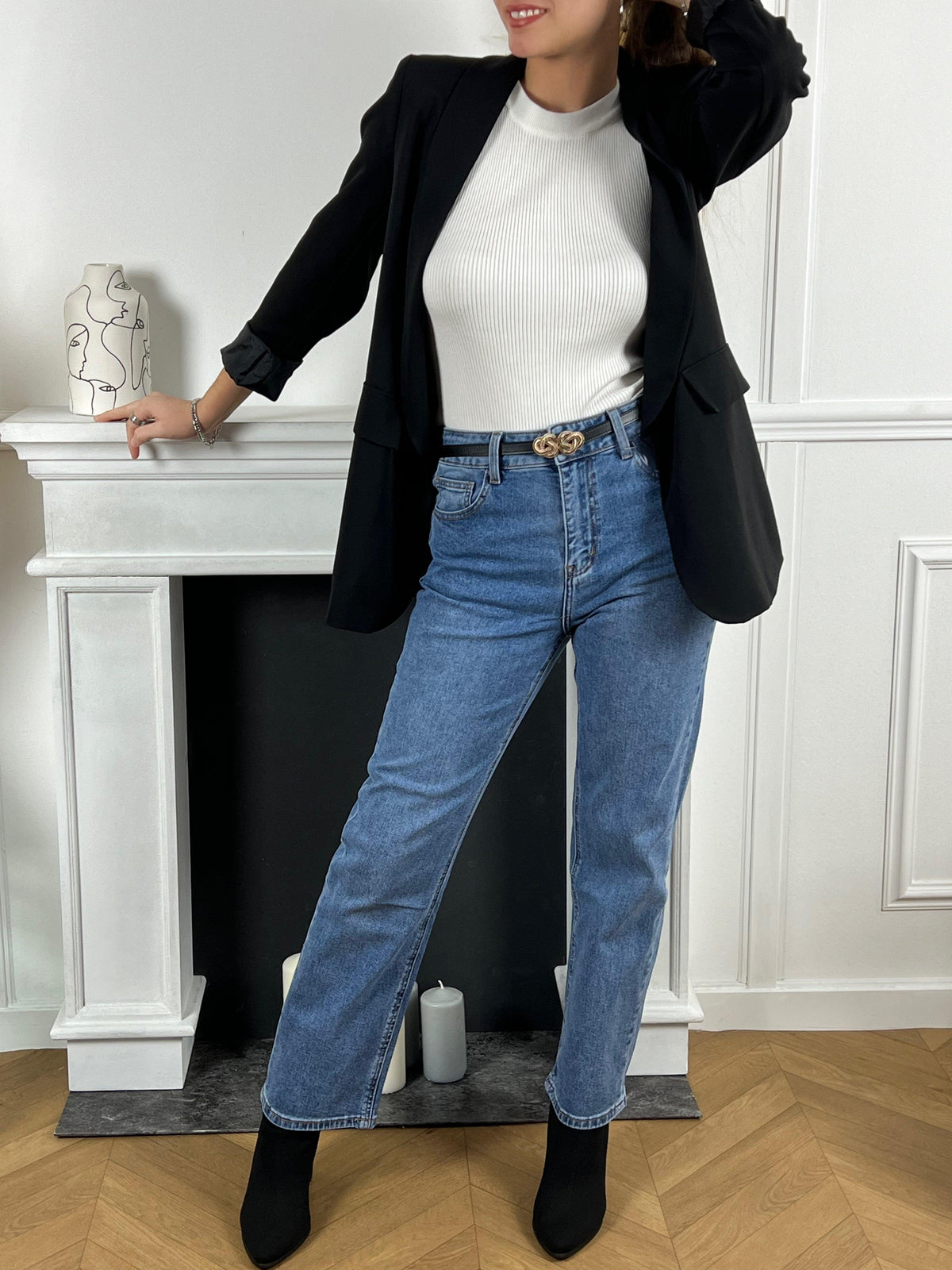 Obtenez un look élégant et moderne avec notre jean bleu coupe droite Telio. Taille haute et coupe Highwaist Ankle Straight offrant un confort et une silhouette flatteuse. Fermeture à zip avec un bouton pour un ajustement parfait. Avec 2 poches à l'avant et 2 poches à l'arrière, ce jean bleu est à la fois pratique et tendance.