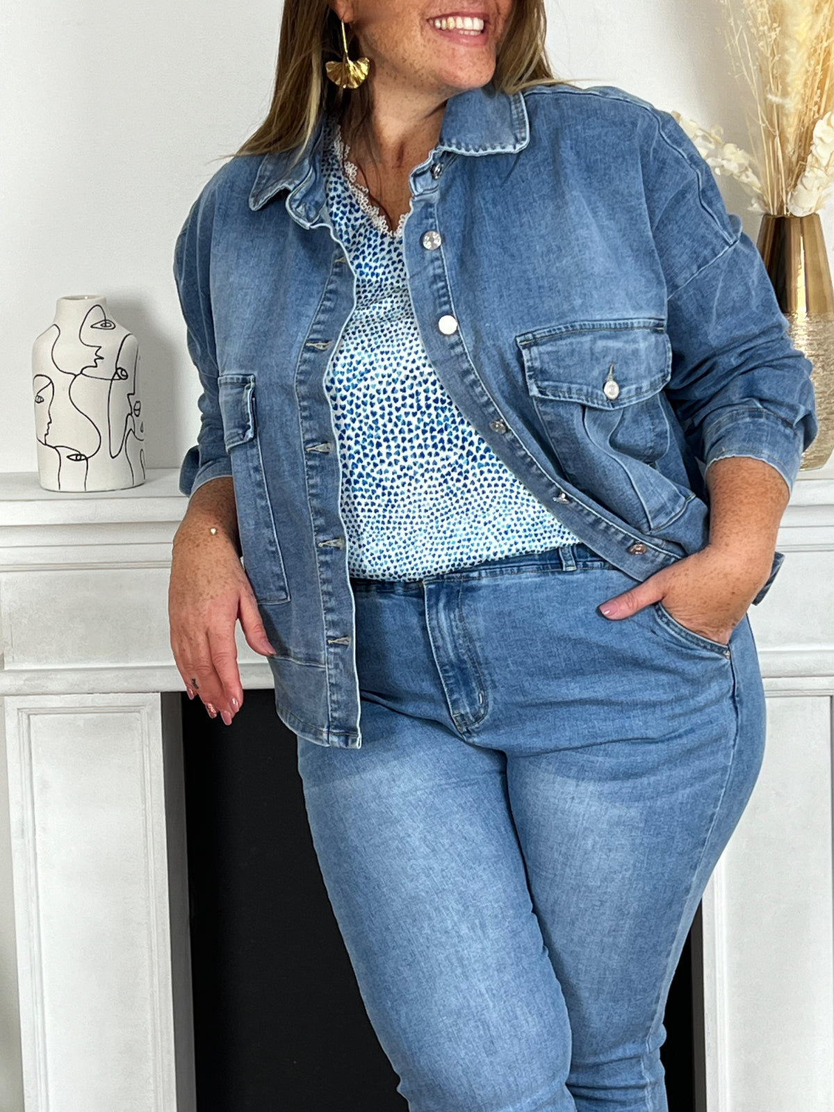 La blouse au col en V, ornée de détails de petits cœurs bleus, évoque une féminité charmante et délicate. Son encolure flatteuse met en valeur le décolleté, tandis que les motifs en forme de cœur ajoutent une touche romantique. Une pièce légère et élégante qui incarne à la perfection le style décontracté chic.