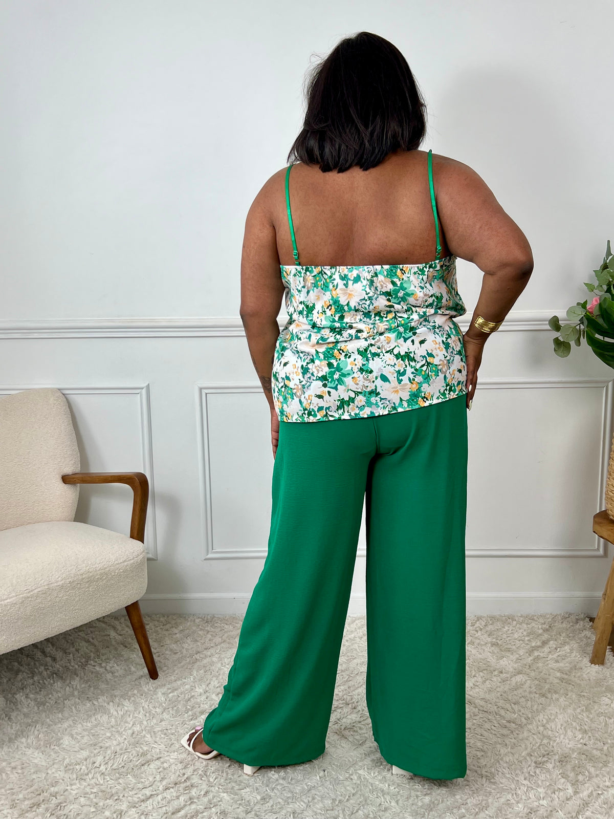 Ce top vdert à bretelles réglables séduit par son élégance discrète et son motif floral délicat dans les tons vert et beige. Léger, féminin et facile à porter, il ajoute une touche romantique à n’importe quelle tenue.