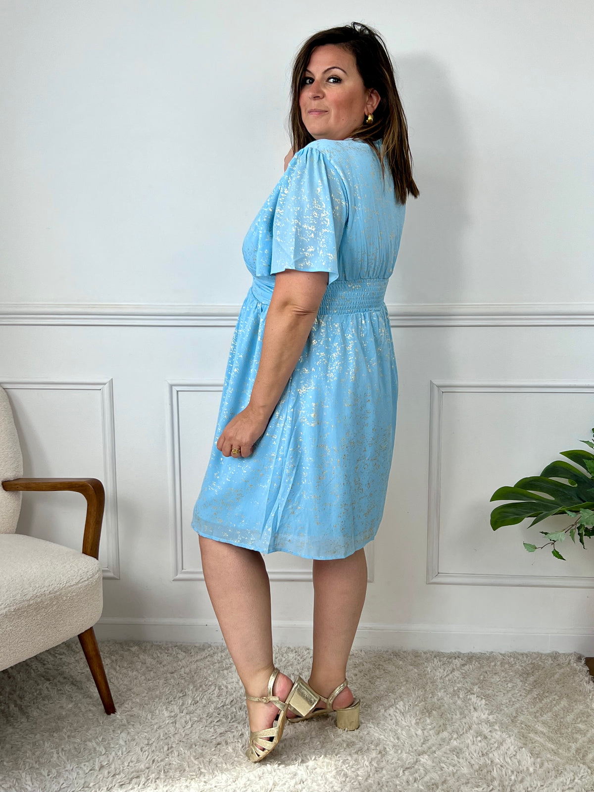 Incroyablement élégante et confortable, la robe courte bleue Kayla ajoutera une touche de sophistication à votre garde-robe. Avec son col en V flatteur et ses détails dorés brillants, cette robe est parfaite pour les grandes tailles. Disponible en bleu clair et en rose.