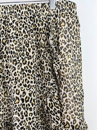 Adoptez le style félin avec notre jupe short doré grande taille. Confortable et tendance, cette pièce unique met en valeur votre silhouette avec une touche sauvage. Commandez la vôte maintenant et sublmiez votre look avec élégance !