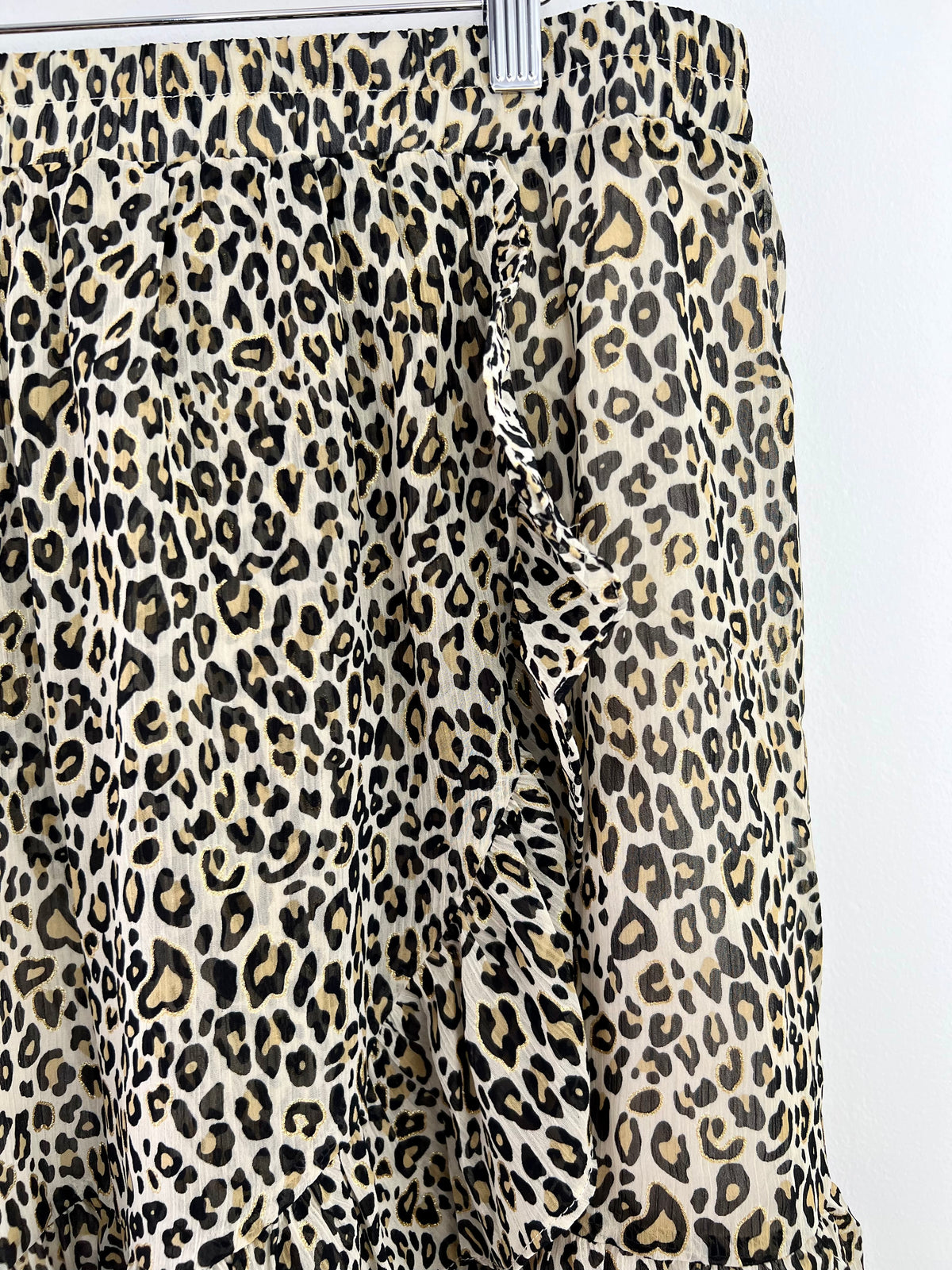 Adoptez le style félin avec notre jupe short doré grande taille. Confortable et tendance, cette pièce unique met en valeur votre silhouette avec une touche sauvage. Commandez la vôte maintenant et sublmiez votre look avec élégance !