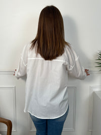 Montrez votre élégance avec la chemise écrue femme Cecilia. Ses manches longues et son col chemise vous donnent une allure professionnelle. Les boutons en forme de coeur sur le devant et aux poignets ajoutent une touche de féminité. Cette chemise est un must-have pour toute garde-robe.