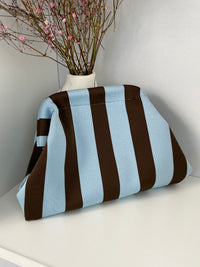 Braune und blaue Clutch: Kaly