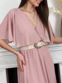 Cette robe mettra en valeur vos épaules grâce à son voile léger et ajoute une touche de féminité à votre tenue. Parfait pour toute occasion spéciale, cette robe sera le choix idéal pour un look à la fois gracieux et moderne.