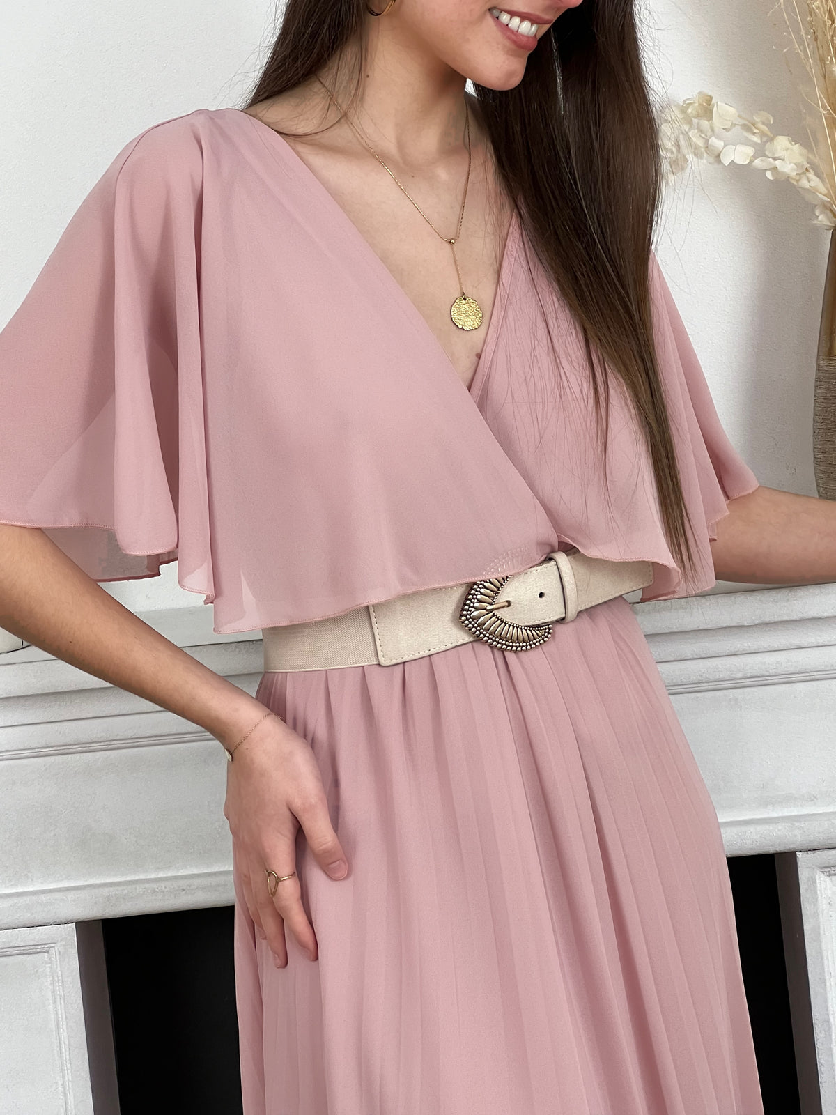 Cette robe mettra en valeur vos épaules grâce à son voile léger et ajoute une touche de féminité à votre tenue. Parfait pour toute occasion spéciale, cette robe sera le choix idéal pour un look à la fois gracieux et moderne.