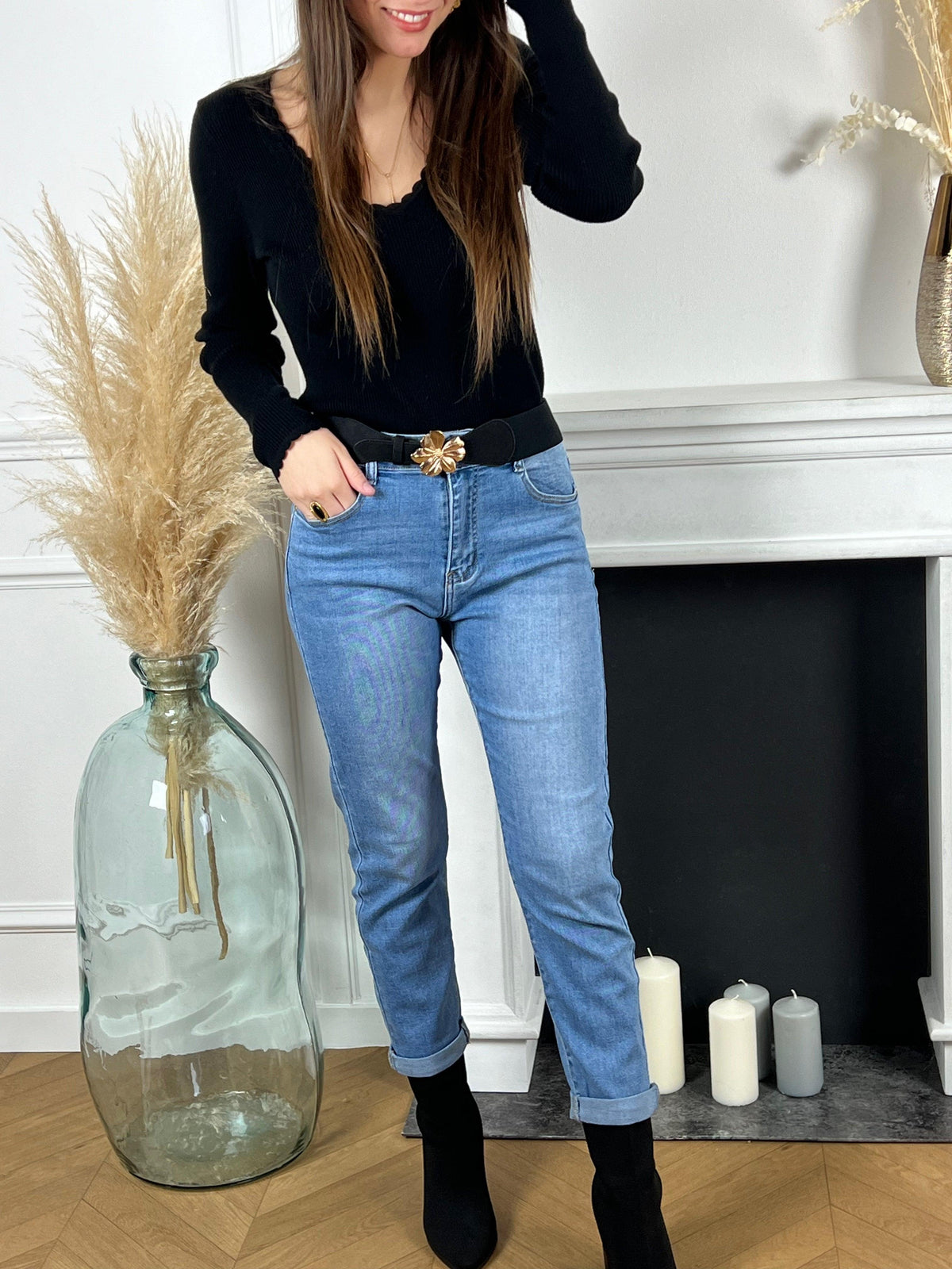Optez pour le style confortable et tendance avec notre jean bleu Ava ! Sa ceinture orange amovible apporte une touche de couleur éclatante. Avec son élasticité, ce pantalon vous assure un confort optimal tout au long de la journée. Affirmez votre look avec notre jean bleu Ava !