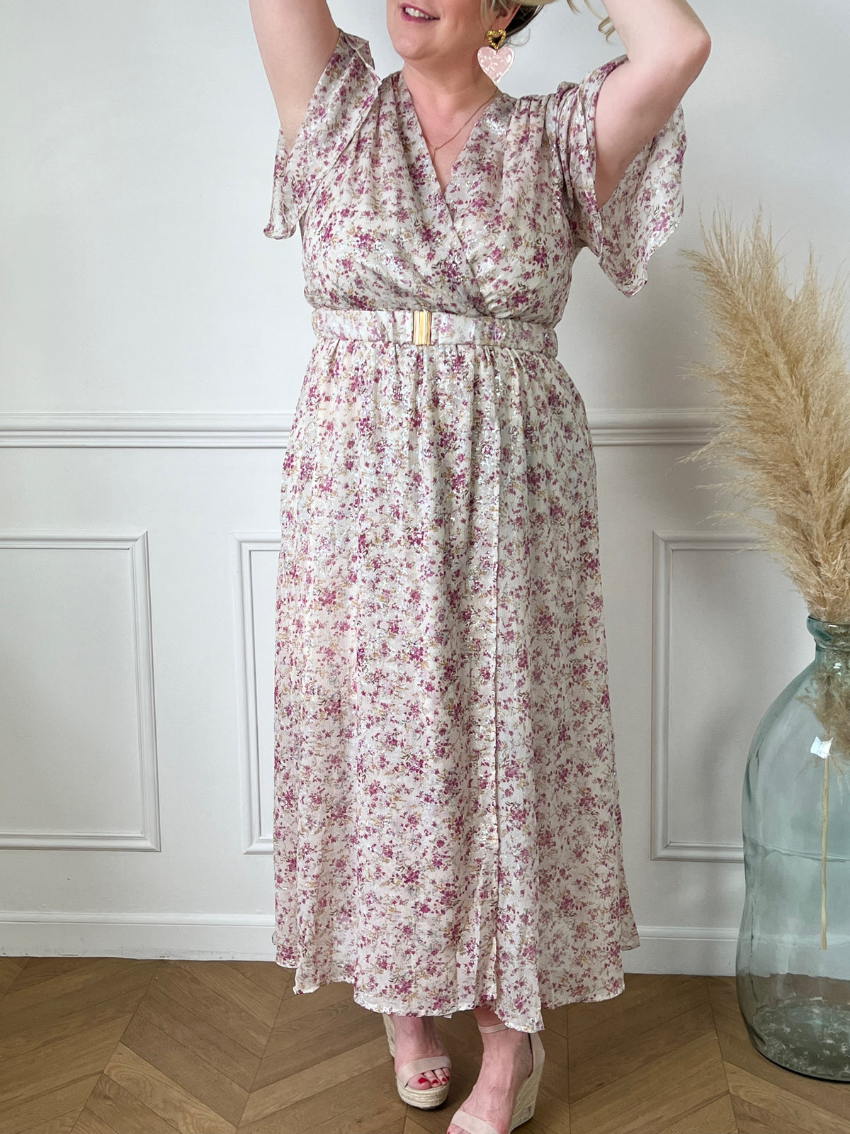Profitez d'un look élégant et féminin avec la robe longue dorée Atea. Avec ses motifs floraux, elle apportera une touche de romantisme à votre tenue. Parfaite pour toutes occasions, cette robe mettra en valeur votre silhouette et vous fera briller de mille feux.