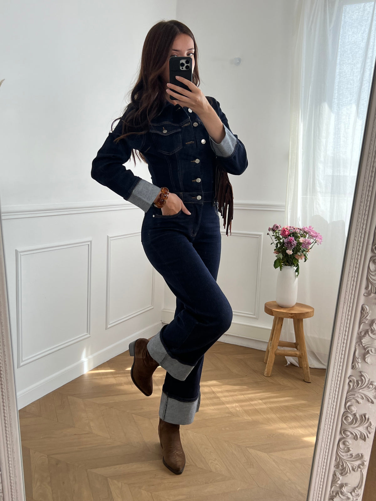 La combinaison longue en jean brut : un classique indémodable qui allonge la silhouette et se porte aussi bien casual qu’élégante. Confort et style réunis en une seule pièce.