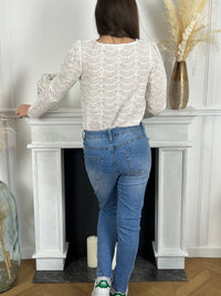 Un jean bleu basique, essentiel dans toute garde-robe, alliant confort et polyvalence pour un look décontracté et intemporel. Parfait pour un style casual au quotidien, ce jean vous offre une silhouette élégante et une allure décontractée en toute simplicité.