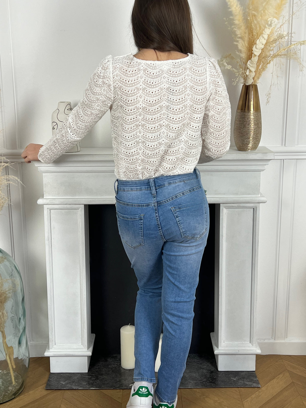 Un jean bleu basique, essentiel dans toute garde-robe, alliant confort et polyvalence pour un look décontracté et intemporel. Parfait pour un style casual au quotidien, ce jean vous offre une silhouette élégante et une allure décontractée en toute simplicité.