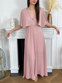 Cette robe mettra en valeur vos épaules grâce à son voile léger et ajoute une touche de féminité à votre tenue. Parfait pour toute occasion spéciale, cette robe sera le choix idéal pour un look à la fois gracieux et moderne.