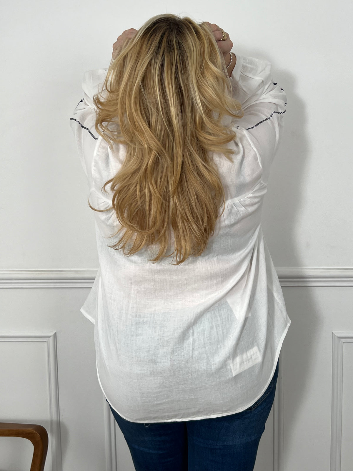 Laissez-vous séduire par cette chemise écrue ample, une pièce pleine de charme et de légèreté. Avec ses délicats motifs bleu et rouge, elle apporte une touche de fraîcheur et d’élégance à votre tenue. Sa coupe fluide et confortable en fait l’alliée parfaite pour un style décontracté-chic, tout en subtilité.