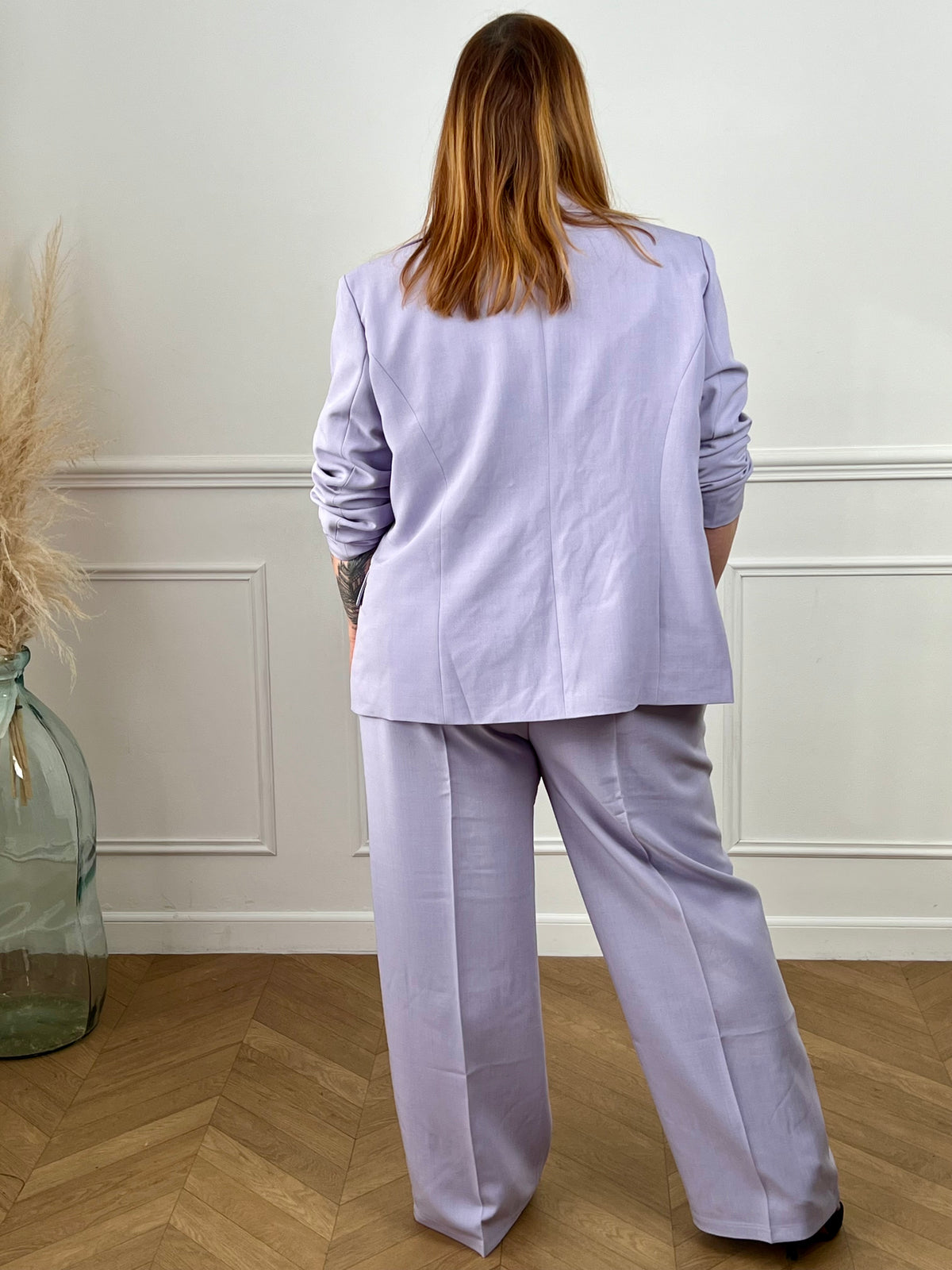 Élégant et intemporel, ce blazer lilas allie style et confort. Doté de manches longues, d'un col à revers classique et de boutons sur le devant, il offre une silhouette épurée et flatteuse. Les trois poches factices ajoutent une touche de sophistication, tandis que la doublure intérieure assure une tenue impeccable tout au long de la journée.&nbsp;