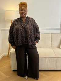 Blouse léopard grande taille vue de trois quarts dos, montrant sa coupe ample et son bas arrondi – Hanna | Loïcia