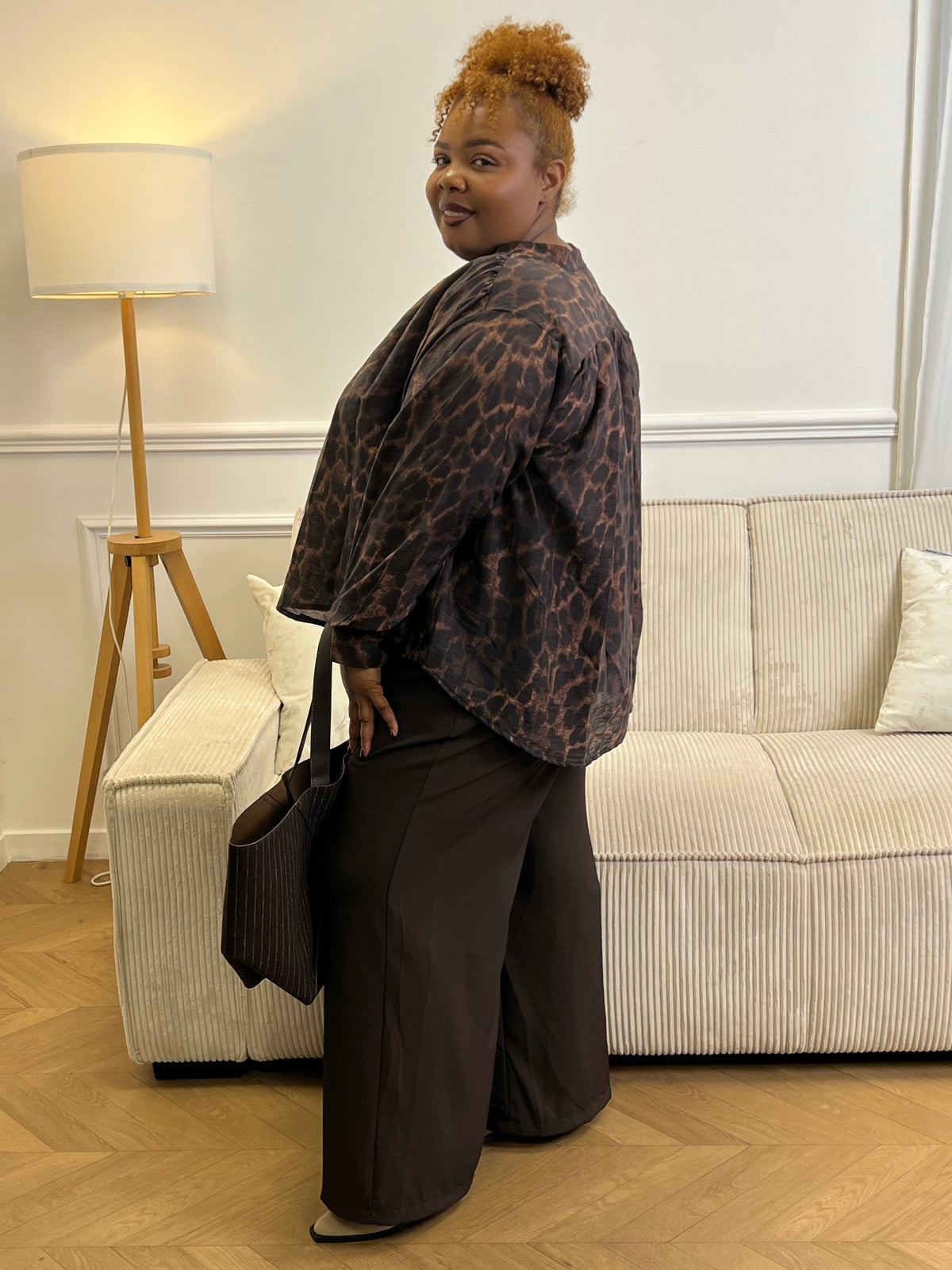 Blouse léopard grande taille vue de trois quarts dos, montrant sa coupe ample et son bas arrondi – Hanna | Loïcia