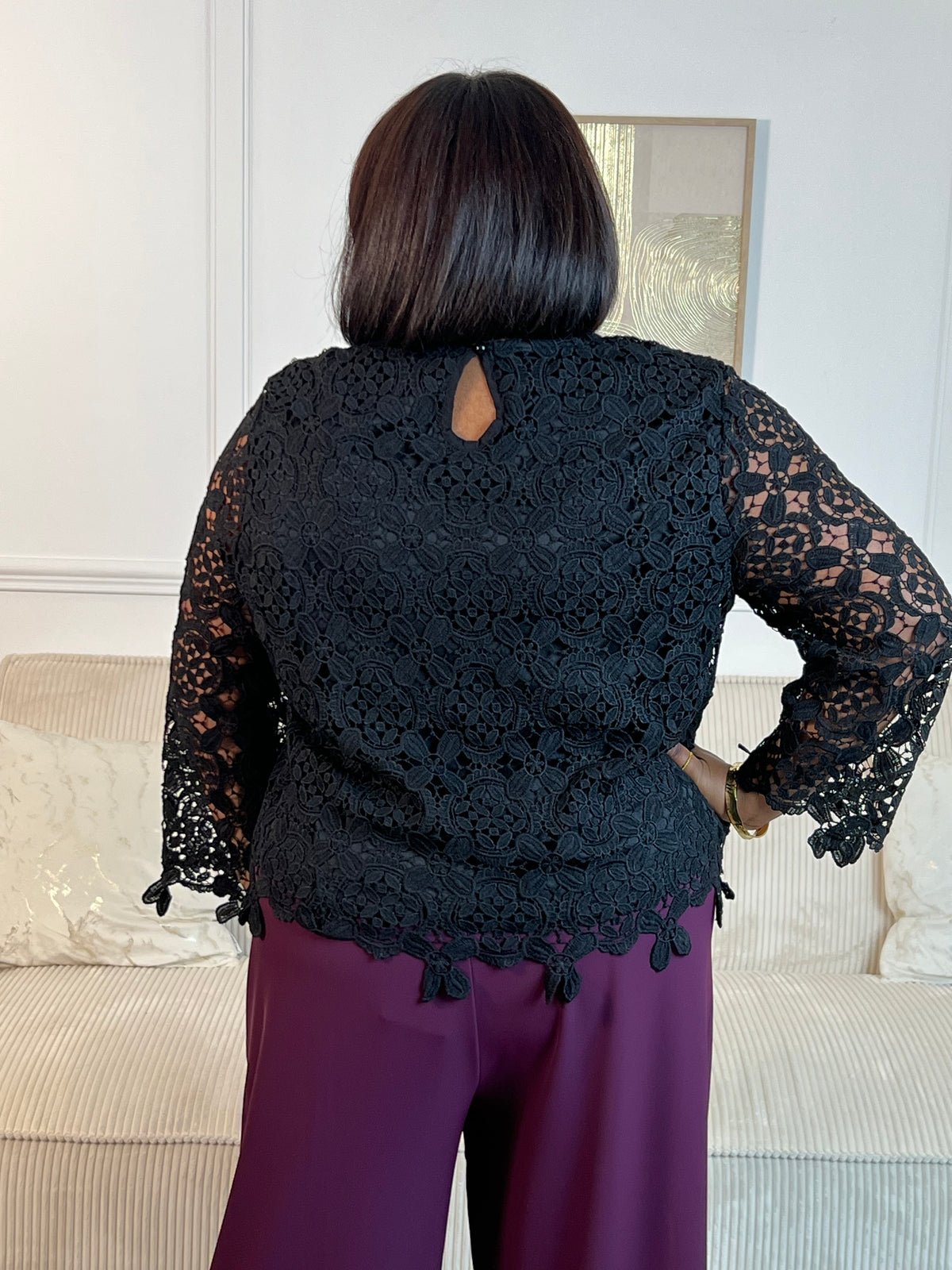 Cette blouse noire est ornée de broderies délicates, avec des manches longues en broderie et un col rond. Pratique avec ses boutons au dos et doublée à l'avant, elle ajoute une touche de délicatesse à votre garde-robe avec ses détails ajourés.