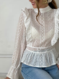 Blouse dos nu écrue femme, élégante et féminine, parfaite pour sublimer vos tenues. Dotée de manches longues, d’un col montant avec lien à nouer au dos et d’un joli dos nu, elle apporte une touche raffinée et tendance. Ses détails en broderie ajourée et ses volants ajoutent du charme, tandis que sa matière légèrement transparente offre légèreté et délicatesse. Élastiquée et boutonnée au bas du dos, cette blouse écrue allie confort et style pour un look chic.