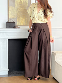 Cette blouse ample jaune illumine votre tenue avec sa couleur éclatante. Ses pois marron apportent une touche rétro et tendance, tandis que sa coupe fluide assure confort et légèreté. Une pièce facile à porter pour un look frais et stylé.