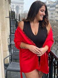 Body noir grande taille conçu pour sublimer votre silhouette avec élégance. Coupe sans manches et col V qui affine la ligne, agrémentée de légers plis latéraux pour un confort optimal. Fermeture par attache crochets pratique et discrète. Pièce incontournable en noir pur, parfaite pour créer des looks épurés et intemporels.
