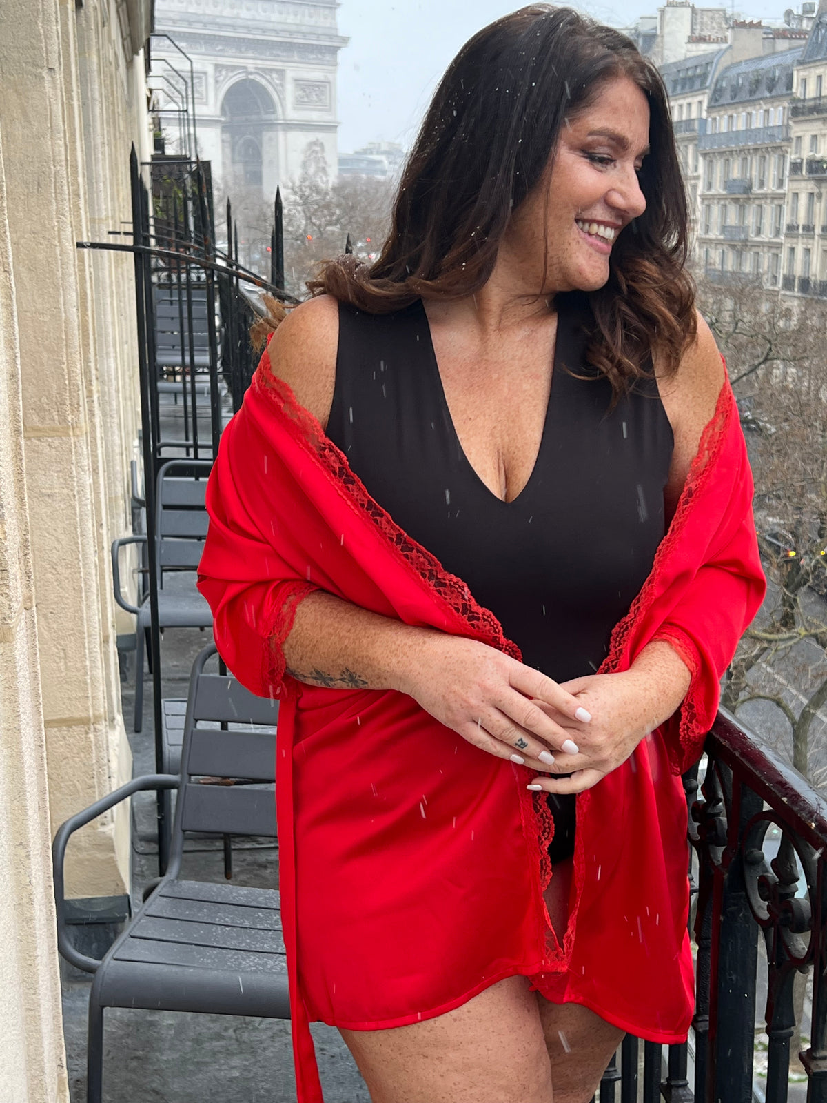 Body noir grande taille conçu pour sublimer votre silhouette avec élégance. Coupe sans manches et col V qui affine la ligne, agrémentée de légers plis latéraux pour un confort optimal. Fermeture par attache crochets pratique et discrète. Pièce incontournable en noir pur, parfaite pour créer des looks épurés et intemporels.