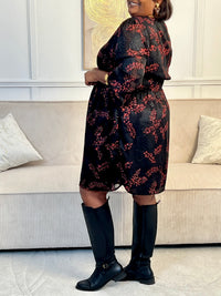 Féminine et séduisante, cette robe courte noire et rouge au col cache-cœur sublime la silhouette avec élégance. Sa coupe fluide et son contraste de couleurs en font une pièce à la fois chic et intemporelle.