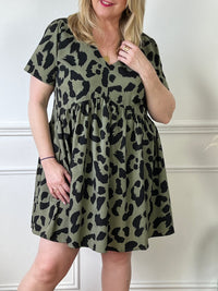 Offrez-vous un look frais et élégant avec notre robe courte kaki à motif Romie. Avec sa coupe ample et ses motifs noirs, elle vous donnera un style unique et confortable. Parfaite pour toutes les occasions, cette robe est un must-have pour votre garde-robe!