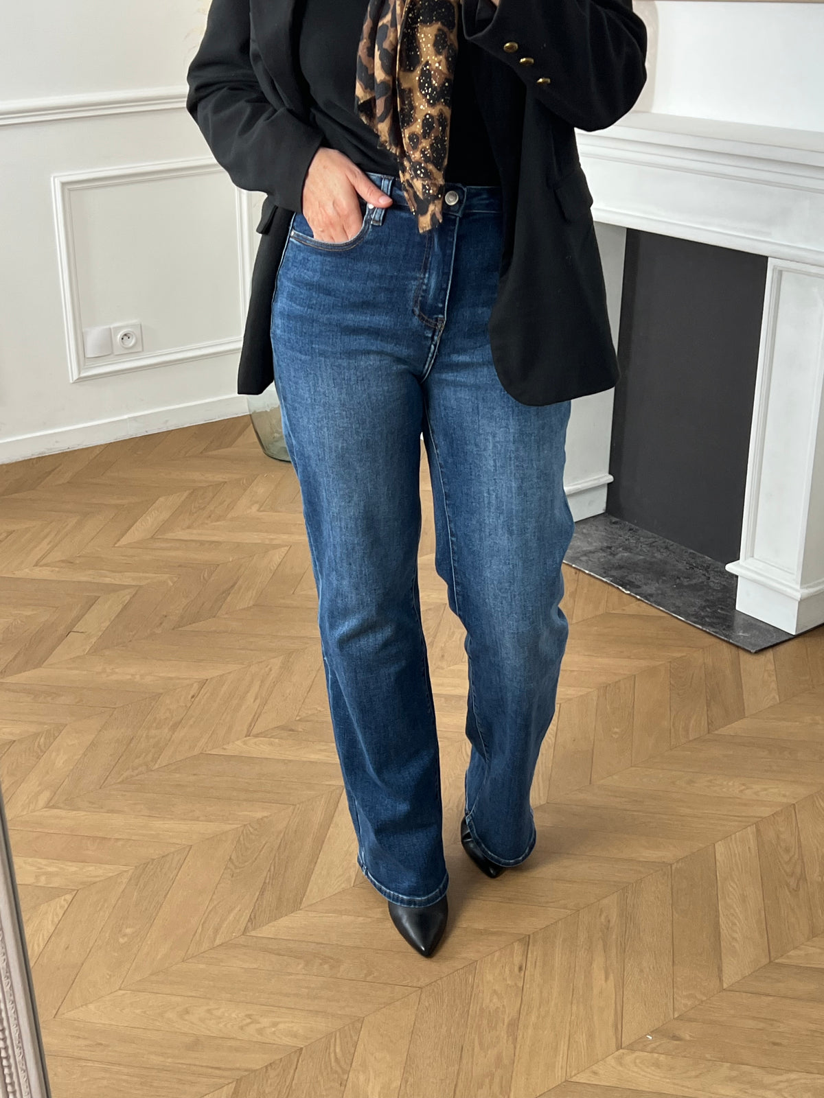 Ce jean bleu jambe large Tall est spécialement conçu pour les femmes grandes, offrant une coupe élégante et confortable. Il dispose de deux poches à l'avant et à l'arrière pour ranger vos essentiels, ainsi qu'une fermeture éclair avec bouton pour un ajustement facile.&nbsp;