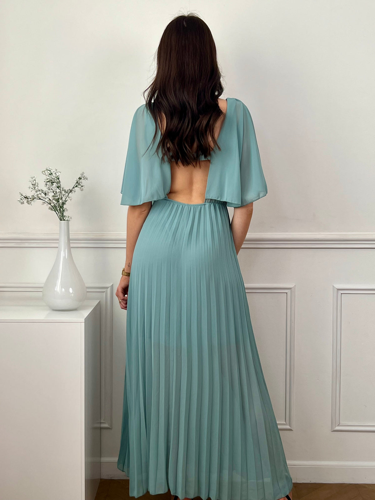 Cette robe mettra en valeur vos épaules grâce à son voile léger et ajoute une touche de féminité à votre tenue. Parfaite pour toute occasion spéciale, cette robe sera le choix idéal pour un look à la fois gracieux et moderne. Disponible en plusieurs coloris.