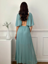 Cette robe mettra en valeur vos épaules grâce à son voile léger et ajoute une touche de féminité à votre tenue. Parfaite pour toute occasion spéciale, cette robe sera le choix idéal pour un look à la fois gracieux et moderne. Disponible en plusieurs coloris.