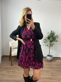 La robe pour femme avec manches longues, courte et col cache-cœur, offre une silhouette flatteuse et élégante. Les manches longues ajoutent une couverture, tandis que le col cache-cœur accentue joliment la poitrine. Cette robe courte est une option chic pour diverses occasions, alliant style et confort pour les femmes.