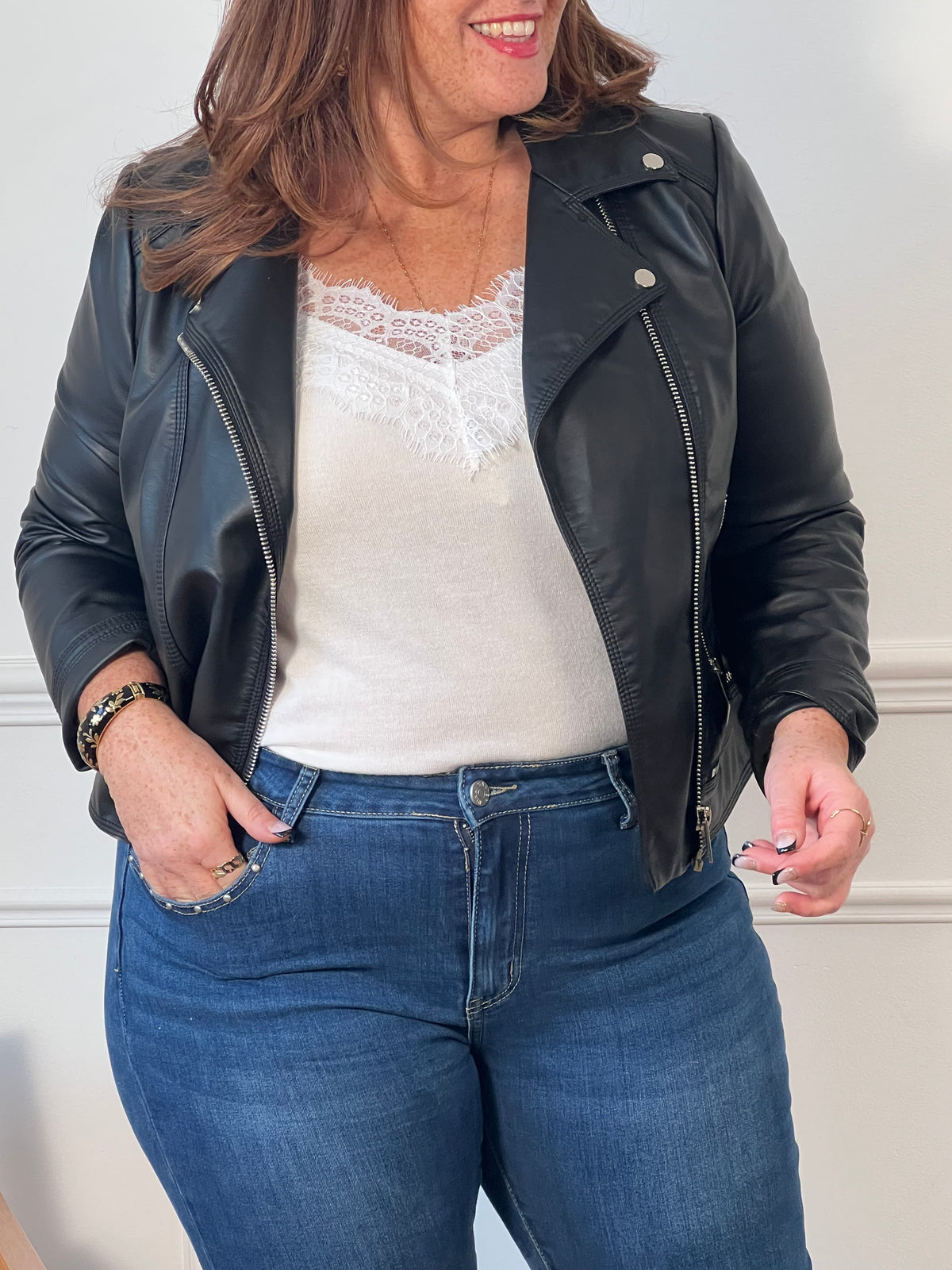 Sublimez votre allure avec ce top écru, orné d'une délicate dentelle sur son col V et doté de bretelles réglables pour un ajustement parfait. Élégance et féminité au rendez-vous.