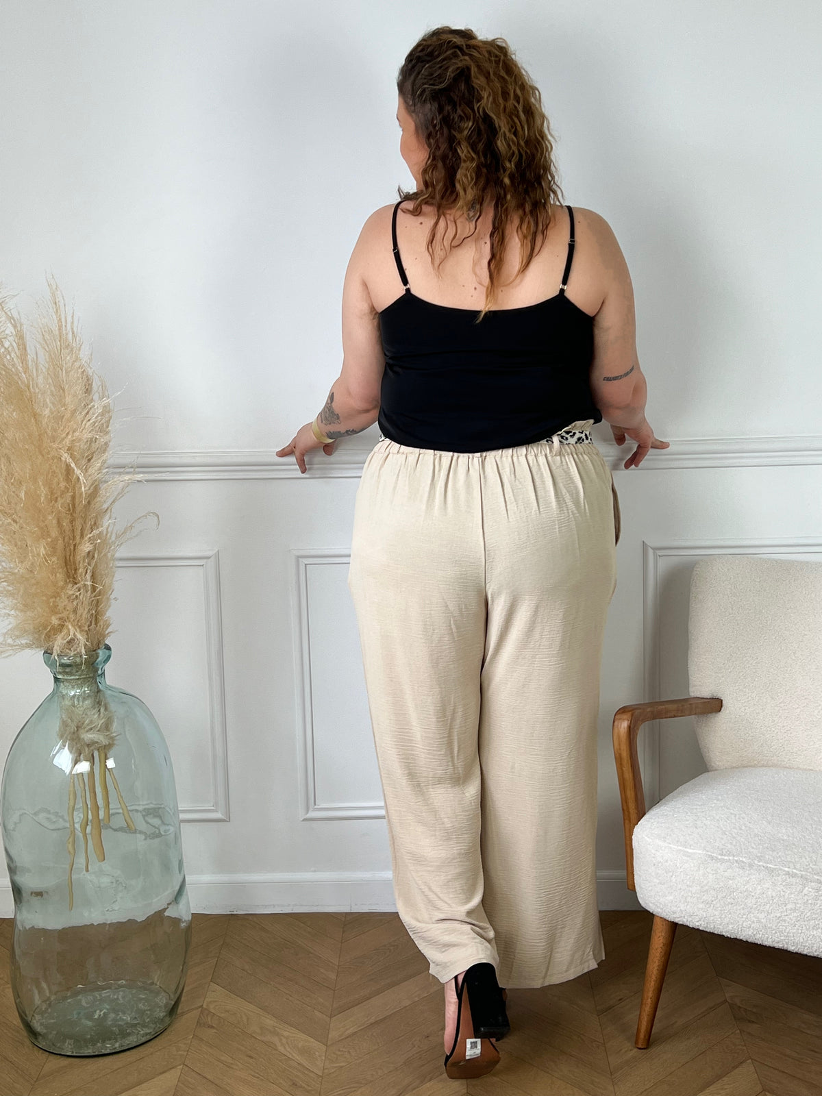 Pantalon fluide beige Alanis est un must-have pour votre garde-robe. Avec une taille haute confortable et élastique au dos, ce pantalon large vous assure un ajustement parfait. Les deux ceintures amovibles vous permettent de jongler sur différents styles.