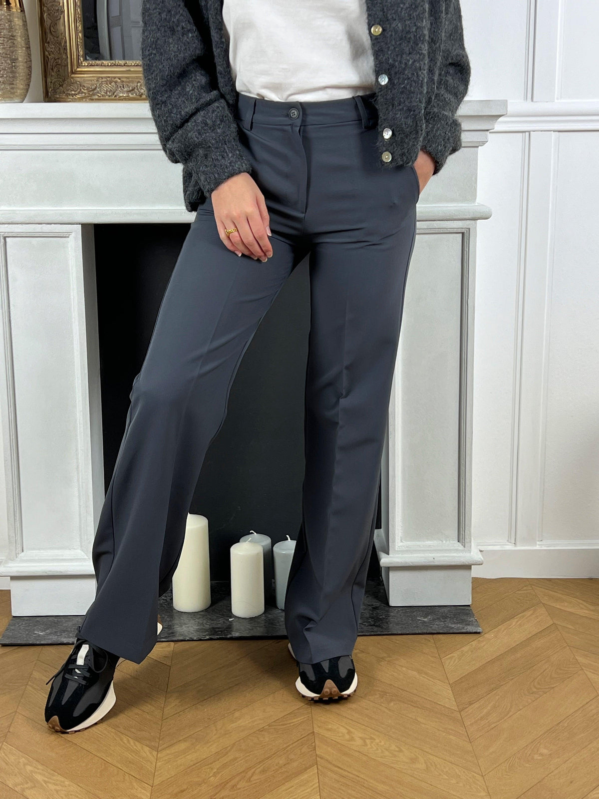 Pantalon gris taille haute femme Pantalon gris Coupe droite Fermeture à zip avec un bouton Passants pour ceinture 2 latérales Couleur : gris Composition : 90% Polyester 10% Elasthanne Made in Italie