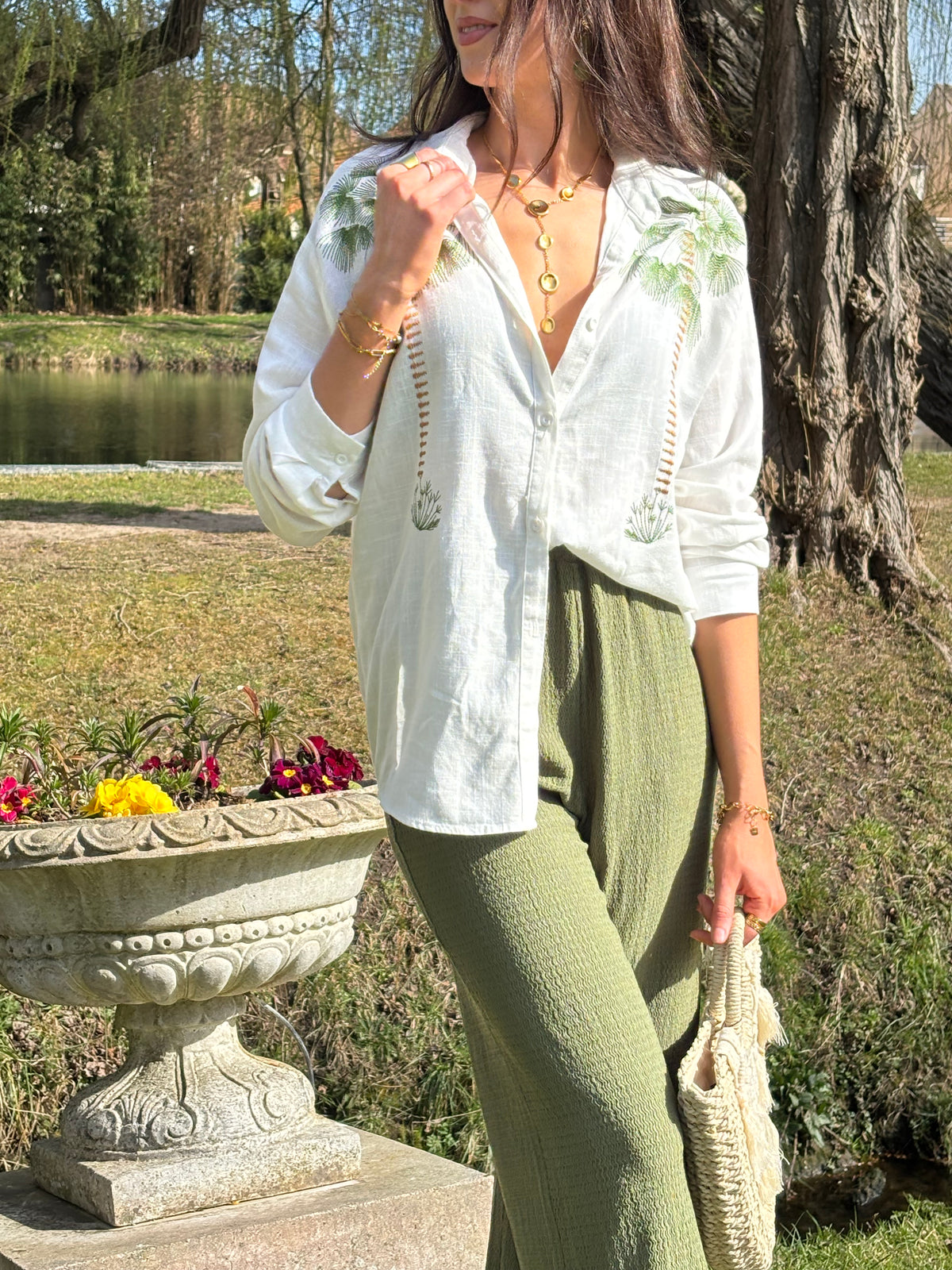 La chemise Paloma en motifs palmiers est une pièce légère et confortable pour femmes. Avec ses manches longues et son col chemise, elle offre un style élégant. Les boutons sur la longueur et aux manches ajoutent une touche de praticité. Cette chemise vous transportera vers un paradis tropical.