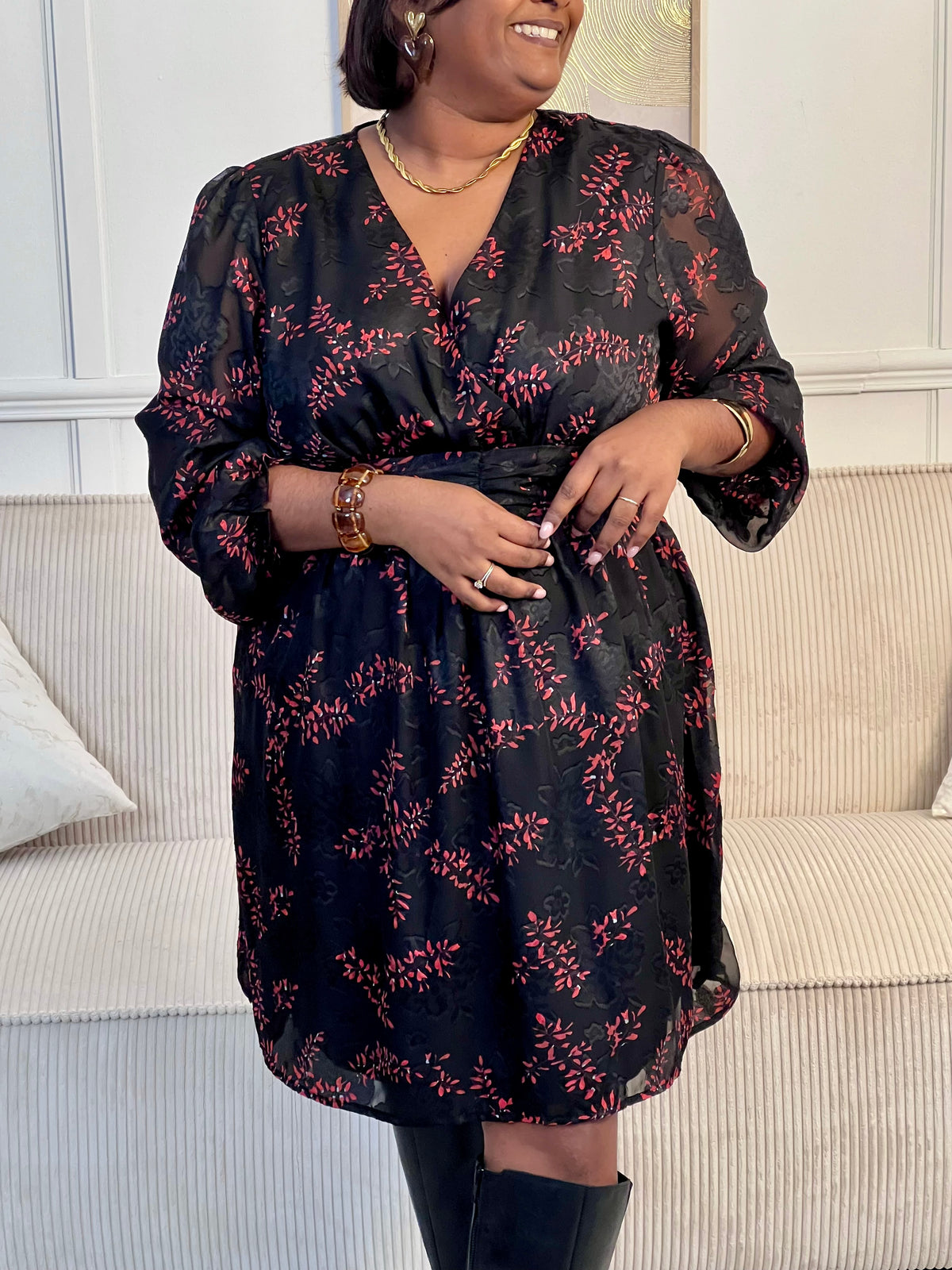 Féminine et séduisante, cette robe courte noire et rouge au col cache-cœur sublime la silhouette avec élégance. Sa coupe fluide et son contraste de couleurs en font une pièce à la fois chic et intemporelle.