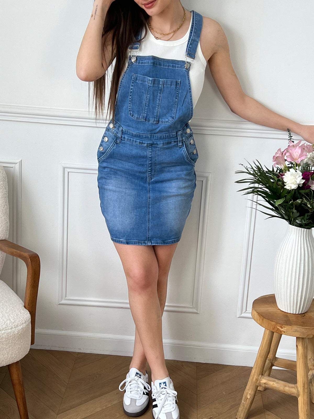 Découvrez l'élégance et le confort de la salopette en jean Aliza ! Cette salopette courte pour femme est dotée de 2 poches avant et arrière, ainsi qu'une grande poche au niveau de la poitrine pour un rangement pratique. Ses bretelles réglables et ses boutons sur les côtés ajoutent une touche tendance, tandis que les passants pour ceinture offrent un ajustement parfait.