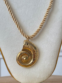 Gold necklace: Coqui