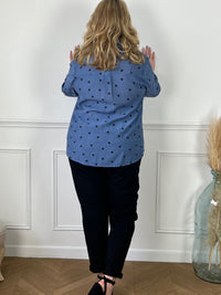 Élégante et confortable, la chemise bleue à cœurs noirs Lana est idéale pour la femme grande taille. Avec des manches longues et un col chemise, elle est boutonnée sur le devant pour un look classique. Les motifs en cœur noir ajoutent une touche de charme.