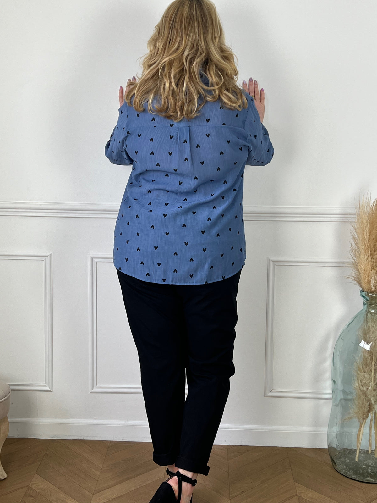 Élégante et confortable, la chemise bleue à cœurs noirs Lana est idéale pour la femme grande taille. Avec des manches longues et un col chemise, elle est boutonnée sur le devant pour un look classique. Les motifs en cœur noir ajoutent une touche de charme.