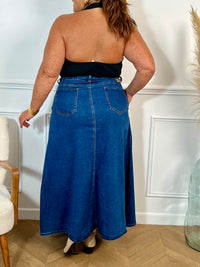 Cette jupe longue en jean bleu foncé pour offre une coupe évasée confortable. Pratique avec ses multiples poches et ses passants pour ceinture, elle se distingue par ses élégants boutons dorés.