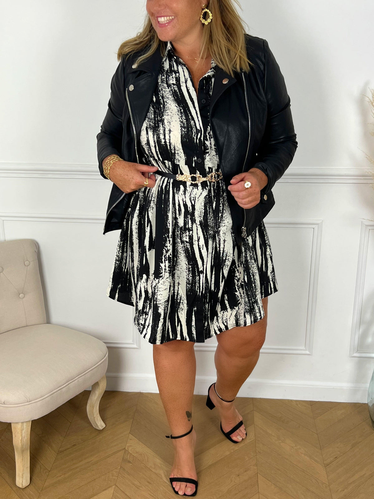ROBE À MOTIFS GRANDE TAILLE Robe courte à manches longues Col chemise Ample Boutons sur le devant et aux poignets Couleurs : noir et écru Composition: 100% Polyester Lavage à la main obligatoire Made in P.C.R