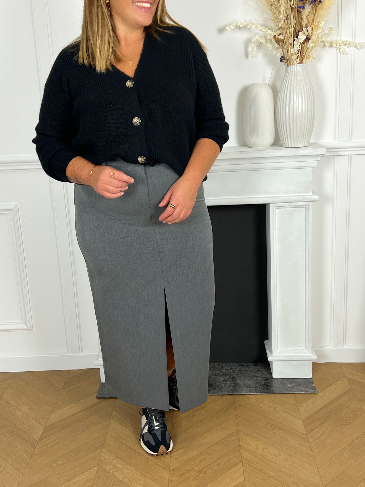 Jupe longue grise femme grande taille Jupe longue moulante  Taille haute Coupe droite Fermeture éclair et bouton Fente sur le devant  Couleurs : grise Composition : 79% Polyester, 17% Viscose, 4%Elasthanne Made in P.R.C