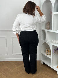 Chemise blanche brodée grande taille - vue de dos avec pantalon noir taille haute mettant en valeur la silhouette