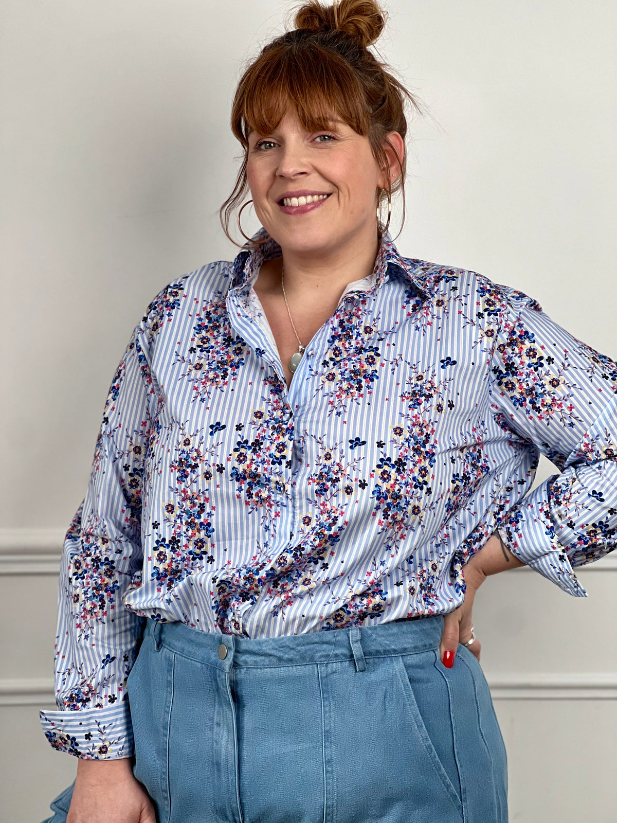 Laissez-vous séduire par cette chemise fleurie grande taille femme, élégante et pleine de fraîcheur. Dotée de manches longues avec boutons aux poignets et d’une fermeture boutonnée sur toute la longueur, elle présente un col chemise classique. Ses rayures verticales bleues et écrues sont sublimées par de motifs fleurs colorées, pour un look à la fois féminin et lumineux.