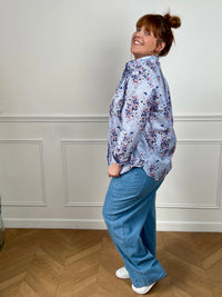 Laissez-vous séduire par cette chemise fleurie grande taille femme, élégante et pleine de fraîcheur. Dotée de manches longues avec boutons aux poignets et d’une fermeture boutonnée sur toute la longueur, elle présente un col chemise classique. Ses rayures verticales bleues et écrues sont sublimées par de motifs fleurs colorées, pour un look à la fois féminin et lumineux.